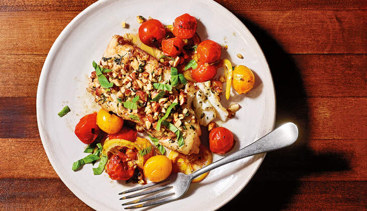 Kabeljau mit Zitrone, Mandeln und geschmorten Tomaten